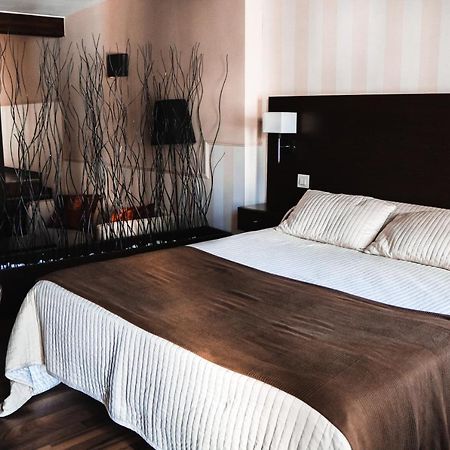 Hotel Rural Plaza Mayor ชินชอน ภายนอก รูปภาพ