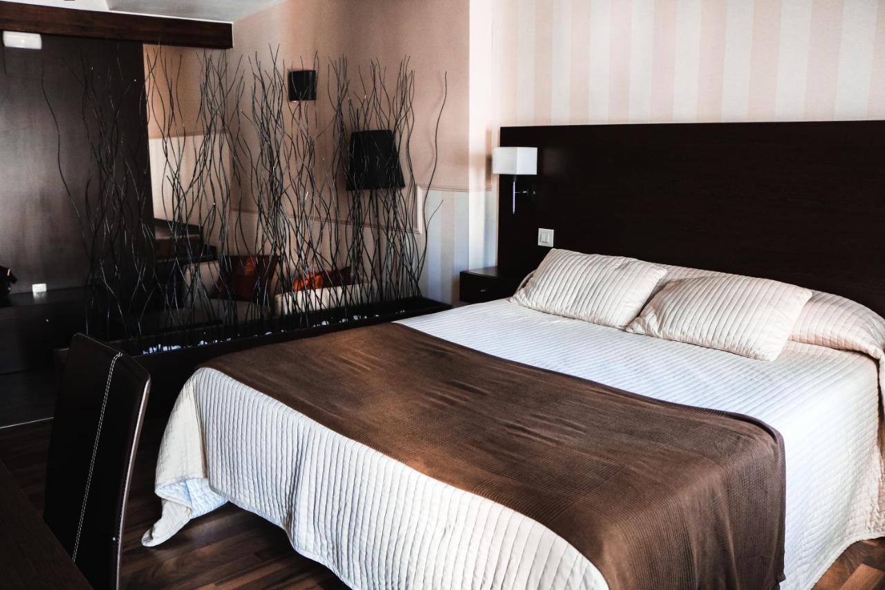 Hotel Rural Plaza Mayor ชินชอน ภายนอก รูปภาพ
